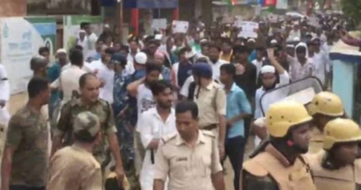 Prophet Row: முகமது நபிகள் குறித்த சர்ச்சை கருத்து... மேற்கு வங்கத்தில் கடும் போராட்டம்...!