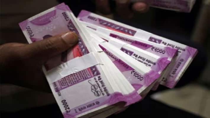 Kerala engineer swallows bribe money during vigilance raid arrested mnj Kerala engineer swallows bribe money during vigilance raid arrested mnj