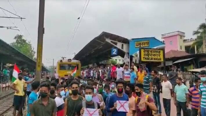 Agnipath Protest Agitators blocked rail lines in Thakurnagar, Bongaon, North 24 Pargana anbdc Agnipath Protest Agitators blocked rail lines in Thakurnagar, Bongaon, North 24 Pargana anbdc