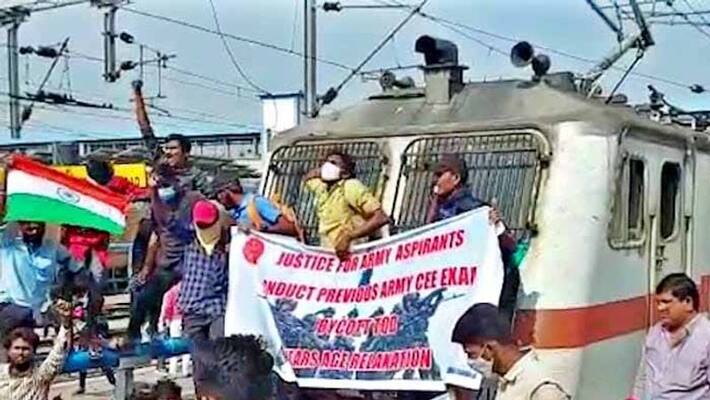 Railway Police To Sent 64 Mobiles Forensic Lab in secunderabad railway station Violence Case Railway Police To Sent 64 Mobiles Forensic Lab in secunderabad railway station Violence Case
