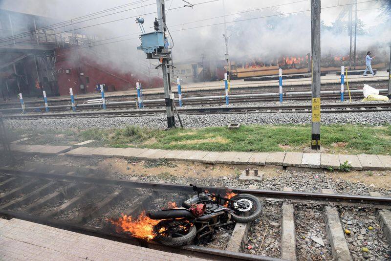 trains to bihar and uttar pradesh temporarily canceled due to agnipath protest