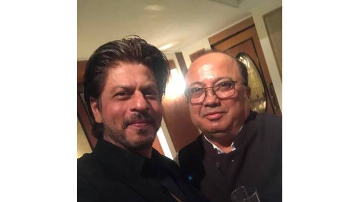 Srk Fan got shocked after seeing his father and srk in a selfie anbad Srk Fan got shocked after seeing his father and srk in a selfie anbad