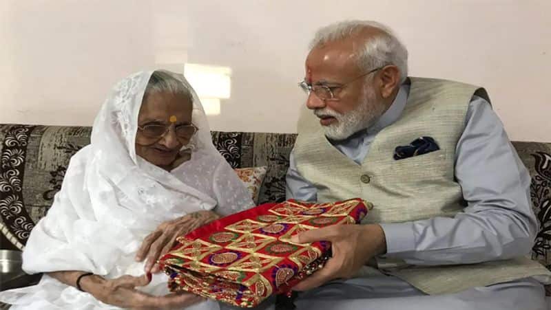 PM Modi With Hiraba: मां के हाथ से आज भी खाना खाते है मोदी, देखें मां-बेटे  की 9 तस्वीरें