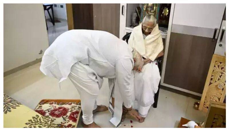 PM Modis mother Heeraben Modi turns 100 for these Modi visit Gandhinagar ABSC