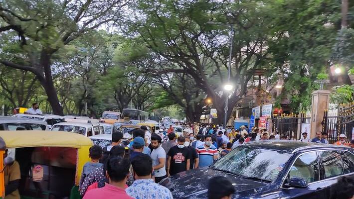 While the car was in a traffic jam in Bengaluru, the groom who left the bridegroom and ran away While the car was in a traffic jam in Bengaluru, the groom who left the bridegroom and ran away