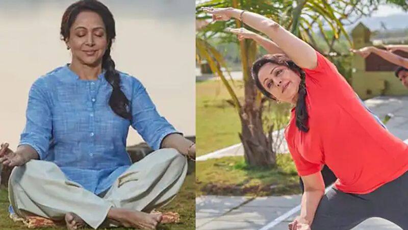 rekha yoga 3 67 વર્ષની રેખાની અદભૂત છે ફિટનેસ, માધુરી દીક્ષિત-કરિના કપૂર આ ઉંમરે પણ દેખાય છે ઘણી નાની, જાણો કેવી રીતે