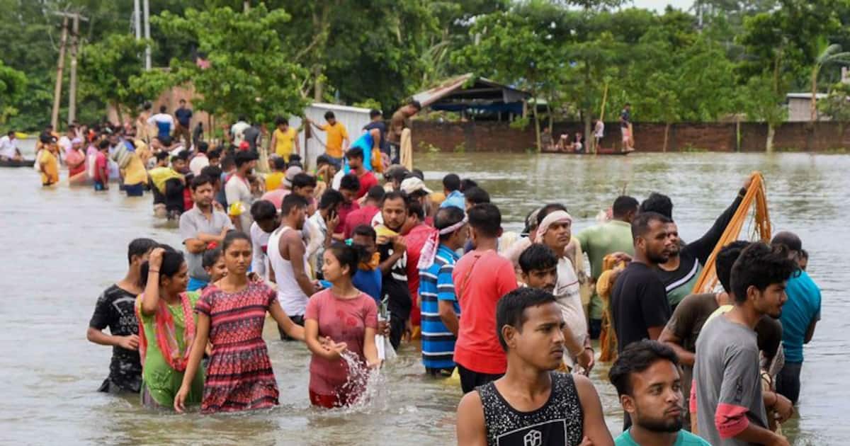 Assam flood: வெள்ளத்தில் மிதக்கும் அசாம்.. 32 மாவட்டங்கள் நீரில் மூழ்கியது - தொடரும் மீட்பு பணிகள் !