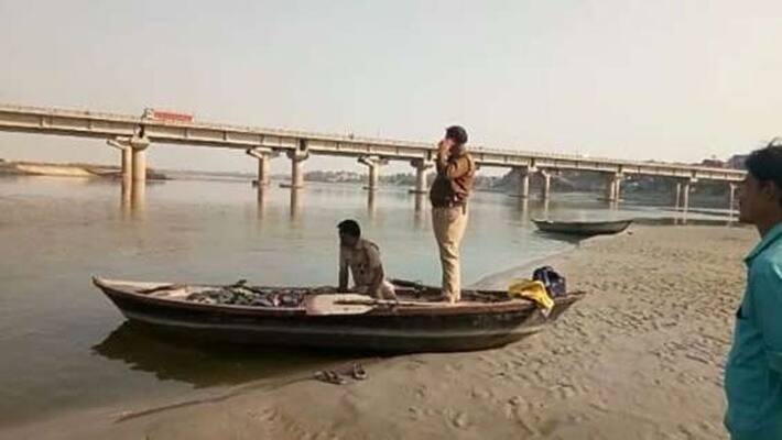 tractor with 20 farmers falls into river in uttar pradesh tractor with 20 farmers falls into river in uttar pradesh