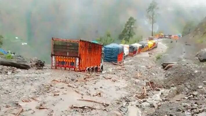 heavy rains trigger flash floods Jammu-Srinagar NH washed away BSM heavy rains trigger flash floods Jammu-Srinagar NH washed away BSM