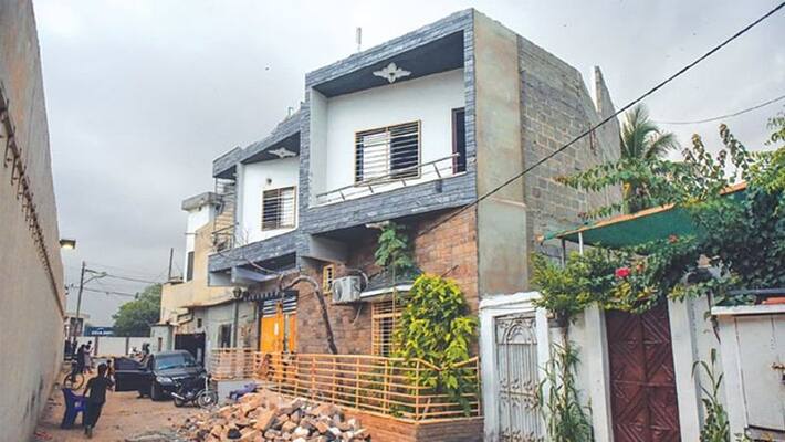 Bulldozer style campaign against encroachment in Pakistan, demolished upper portions of houses near US Consulate in Karachi kpa Bulldozer style campaign against encroachment in Pakistan, demolished upper portions of houses near US Consulate in Karachi kpa