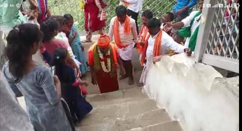 Karatagi Swamiji climbs anjanadri betta for Farmers rbj