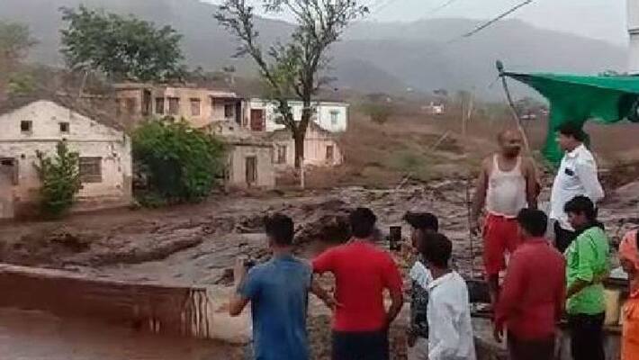 monsoon news updates Raisen Madhya Pradesh heavy rain and thunder storm then The house fell down KPR monsoon news updates Raisen Madhya Pradesh heavy rain and thunder storm then The house fell down KPR