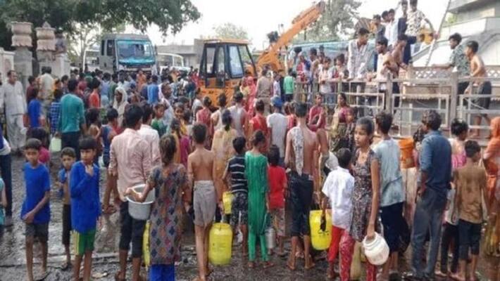refined tanker overturned on kashganj bareilly road people coming to collect oil refined tanker overturned on kashganj bareilly road people coming to collect oil
