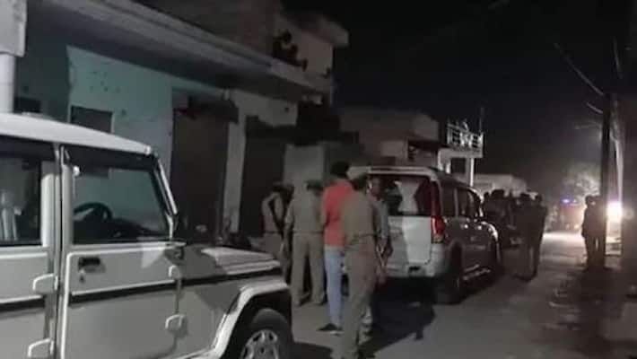 Aligarh Sticks and sticks went fiercely between two neighbors on minor issue couple died spot and others were injured Aligarh Sticks and sticks went fiercely between two neighbors on minor issue couple died spot and others were injured