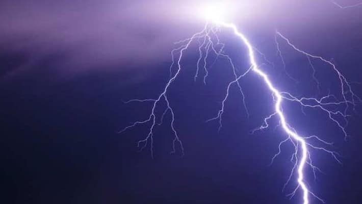 UP News Gorakhpur Lightning fell on a woman who went to take medicine with children died UP News Gorakhpur Lightning fell on a woman who went to take medicine with children died