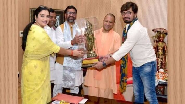 Newly elected MP Nirhua met CM Yogi Adityanath after winning in SP stronghold Azamgarh special gift given in the gift Newly elected MP Nirhua met CM Yogi Adityanath after winning in SP stronghold Azamgarh special gift given in the gift