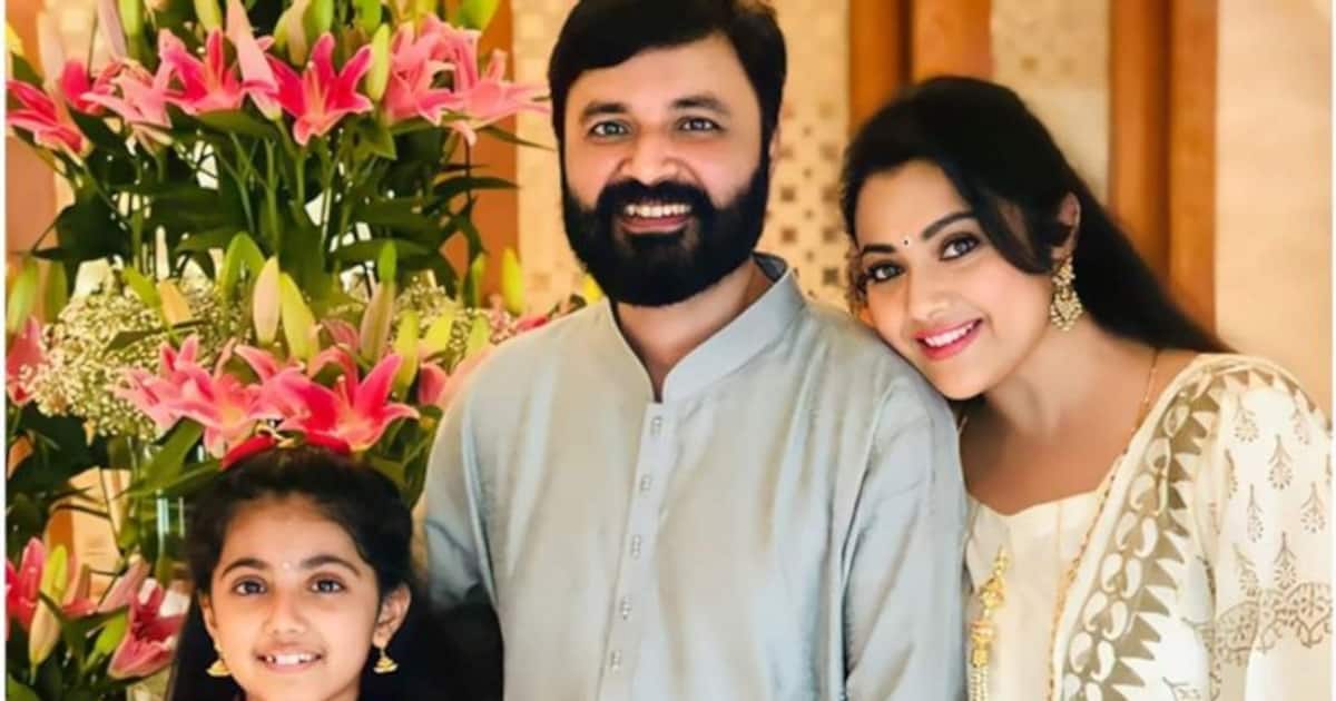 மகன் இல்லாத குறையை தீர்க்க இடுப்பில் துண்டுடன் இறுதிச்சடங்கு..காதல் கணவருக்கு மீனா கண்ணீர் மல்க கடைசி முத்தம்