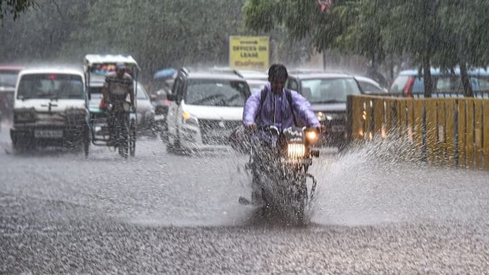 Heavy rain lash several parts of Delhi-NCR, Traffic police issues advisory - adt Heavy rain lash several parts of Delhi-NCR, Traffic police issues advisory - adt
