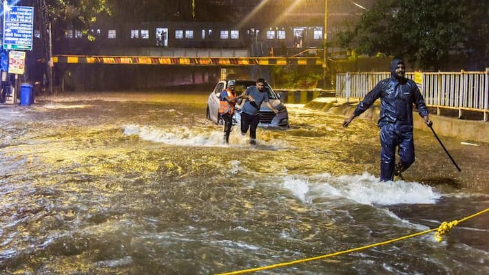 Heavy rain lashes Mumbai IMD issues yellow alert water logging reported in many parts gcw Heavy rain lashes Mumbai IMD issues yellow alert water logging reported in many parts gcw