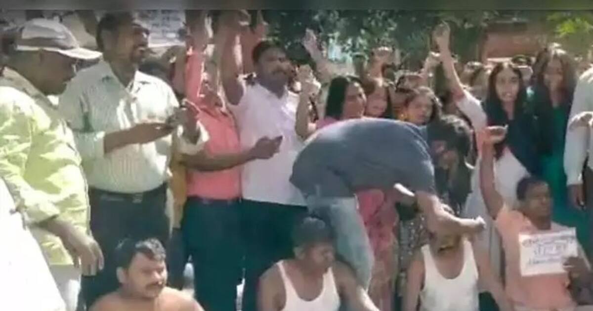 சர்ச்சையாகும் தற்காலிக ஆசிரியர் நியமனம்.. மொட்டை அடித்து போராட்டத்தில் ஆசிரியர்கள்.. அரசு எடுத்த அதிரடி முடிவு