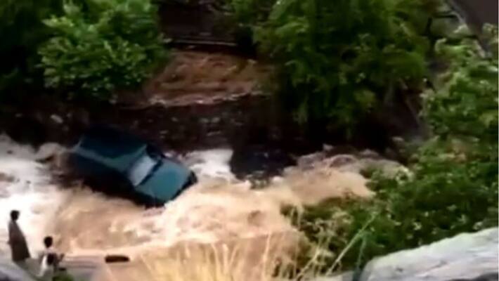 One arrested for crossing flooded wadi in Oman One arrested for crossing flooded wadi in Oman