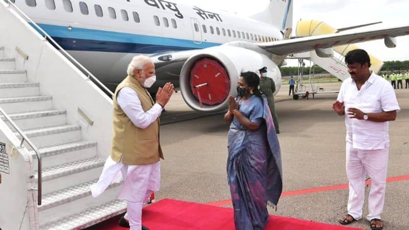 Governor tamilisai soundararajan welcomes Prime Minister Modi who arrived in Hyderabad today