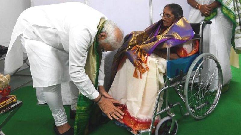 PM Modi touching the feet of the 90 year old daughter of Andhra freedom fighter and taking her blessings is going viral