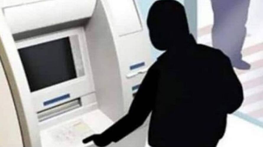 fraud in atm centre, rs 90,000 card swipe fraud in atm kiosk in maharashtra fraud in atm centre, rs 90,000 card swipe fraud in atm kiosk in maharashtra