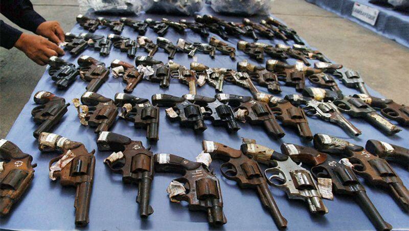 lebanon firearms holding આ 10 દેશોમાં શાકભાજીની જેમ વેચાય છે બંદૂકો, વસ્તી કરતાં વધુ છે હથિયારો... 