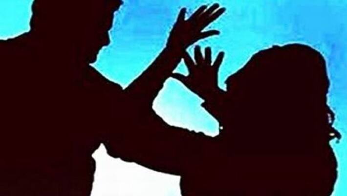 Two Women Thrash Each Other During Fight At Nashik Toll Plaza Video went viral Two Women Thrash Each Other During Fight At Nashik Toll Plaza Video went viral