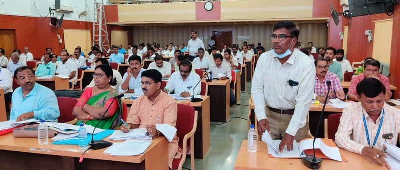 Kalyana Karnataka Education Dept Officer Meeting taken By Minister BC Nagesh In Raichur rbj