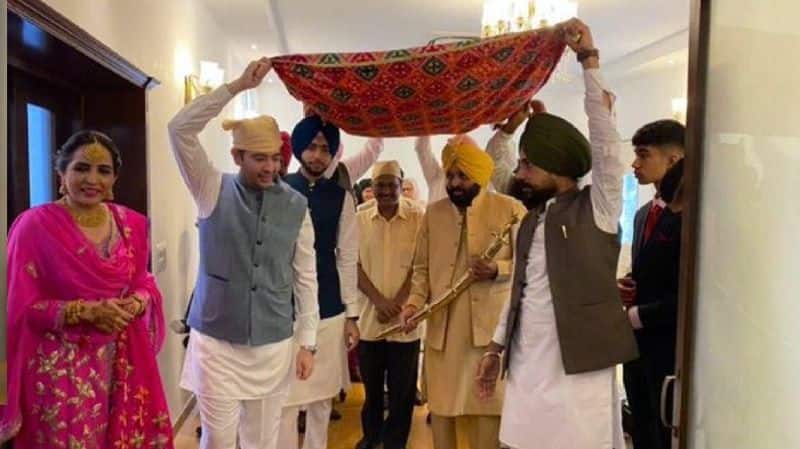 bjp leader gave gift in a different way to punjab cms marriage