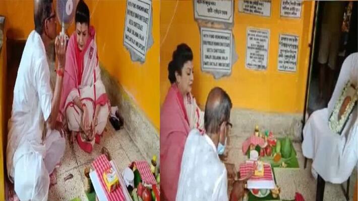 Actress Debashree Roy fulfilling the last wish of tarun majumdar by performing his mourning ceremony anbad Actress Debashree Roy fulfilling the last wish of tarun majumdar by performing his mourning ceremony anbad