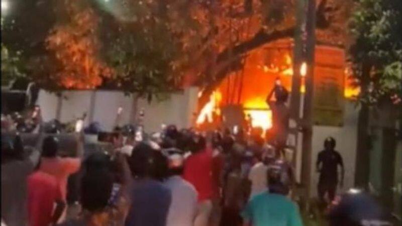 Sri lanka crisis protesters have set fire to Prime Minister Ranil Wickremesinghe residence viral video