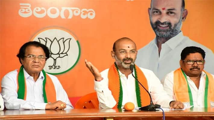 stone pelting on police vehicles over telangana bjp chief bandi sanjay arrest at kamareddy stone pelting on police vehicles over telangana bjp chief bandi sanjay arrest at kamareddy