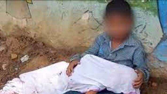 The boy with dead brother's body - viral photo The boy with dead brother's body - viral photo