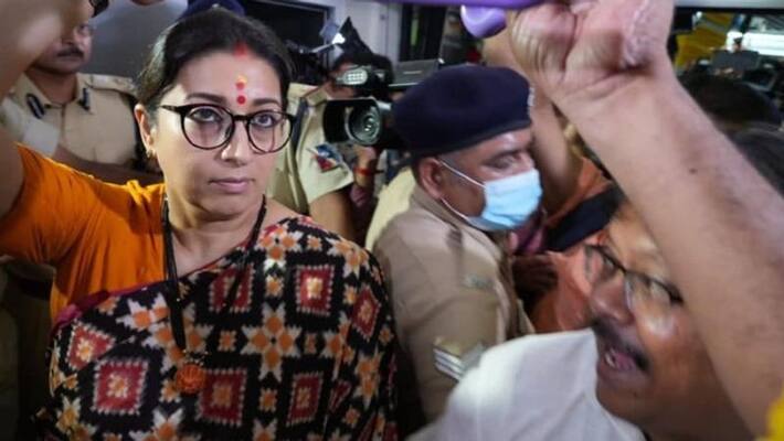Smriti Irani inaugurated the East-West Metro from Sealdah to Sector Five bsm Smriti Irani inaugurated the East-West Metro from Sealdah to Sector Five bsm