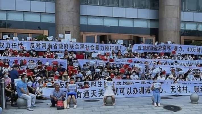 Chinese citizen clashes with police over money deposited in bank watch video bsm Chinese citizen clashes with police over money deposited in bank watch video bsm