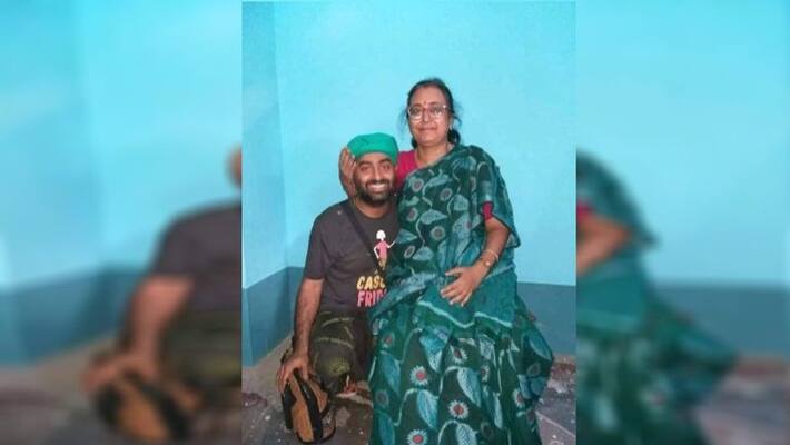 The adorable picture of Arijit Sing and his childhood school teacher gets attraction on the internet anbad The adorable picture of Arijit Sing and his childhood school teacher gets attraction on the internet anbad