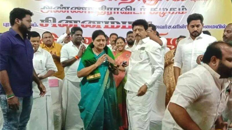 VK Sasikala speech about aiadmk eps and ops at divkaran party join function 