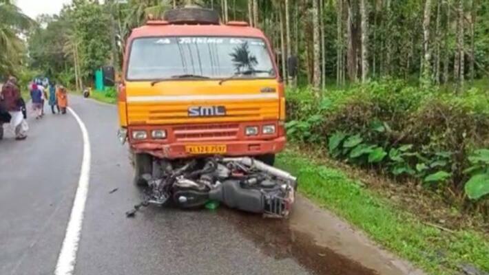 two accidents at Wayanad and Pathanamthitta three youths injured one in critical two accidents at Wayanad and Pathanamthitta three youths injured one in critical