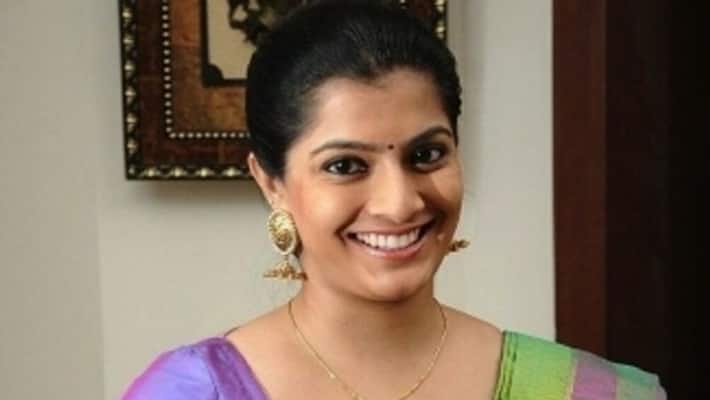 Viral cute video of Varalaxmi Sarathkumar feeding an elephant Viral cute video of Varalaxmi Sarathkumar feeding an elephant