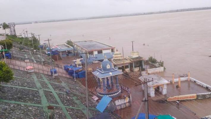 Godavari water level rises again at Bhadrachalam heavy Rains claim five in Telangana Godavari water level rises again at Bhadrachalam heavy Rains claim five in Telangana