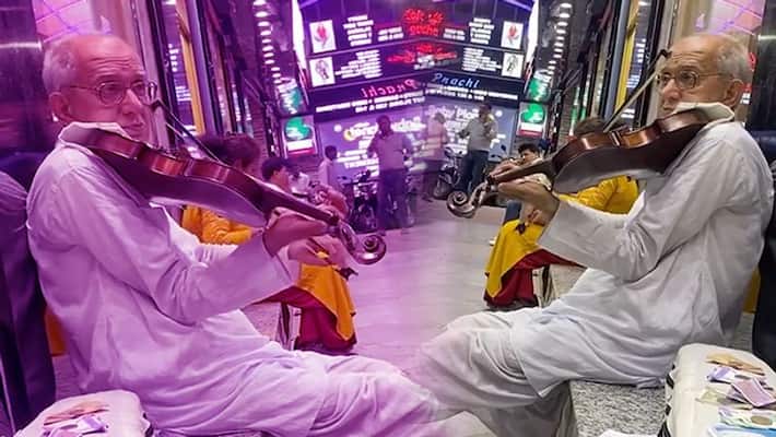 Swapan Seth earns money by playing the violin at Foram Mall in Kolkata bpsb Swapan Seth earns money by playing the violin at Foram Mall in Kolkata bpsb