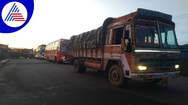 Traffic Jam in Charmadi Ghat Due to Tanker Lock in Chikkamagaluru grg Traffic Jam in Charmadi Ghat Due to Tanker Lock in Chikkamagaluru grg