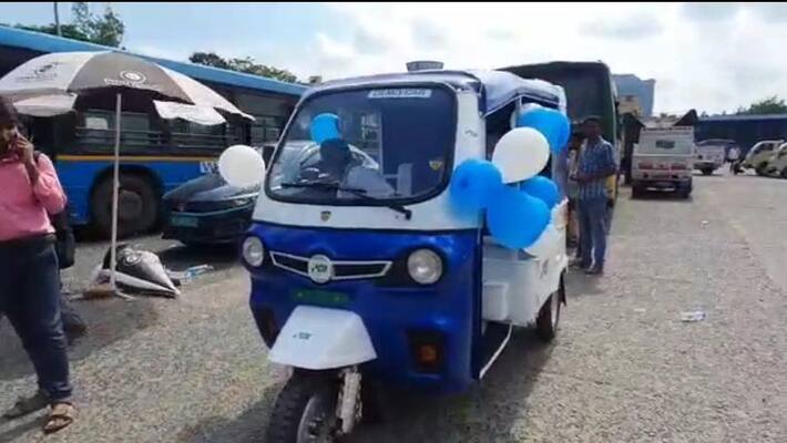 Firhad Hakim drove an electric auto on the streets of Kolkata ANBSS Firhad Hakim drove an electric auto on the streets of Kolkata ANBSS