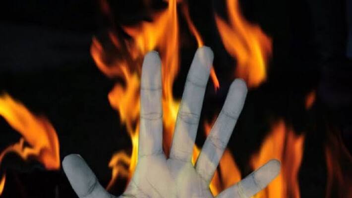 The young lady set herself on fire in the police station after coming to file a complaint.. because? The young lady set herself on fire in the police station after coming to file a complaint.. because?