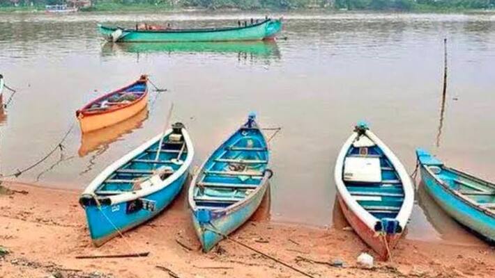 Four Safely Escapes After Boat capzizes In Komaram Bheem Asifabad District Four Safely Escapes After Boat capzizes In Komaram Bheem Asifabad District