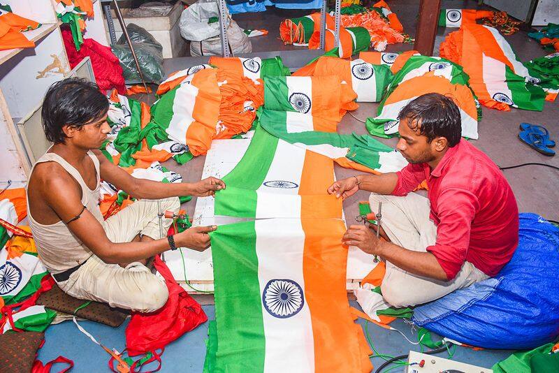 Employees of the Coimbatore Corporation force the shopkeepers to buy the national flag by paying Rs 25. 