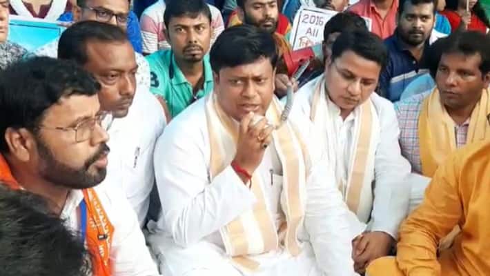 BJP West Bengal president Sukanta Majumdar meet SSC job seekers and promised to stand by them spb BJP West Bengal president Sukanta Majumdar meet SSC job seekers and promised to stand by them spb